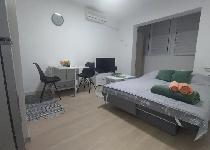 アパート Una Studio Apartman